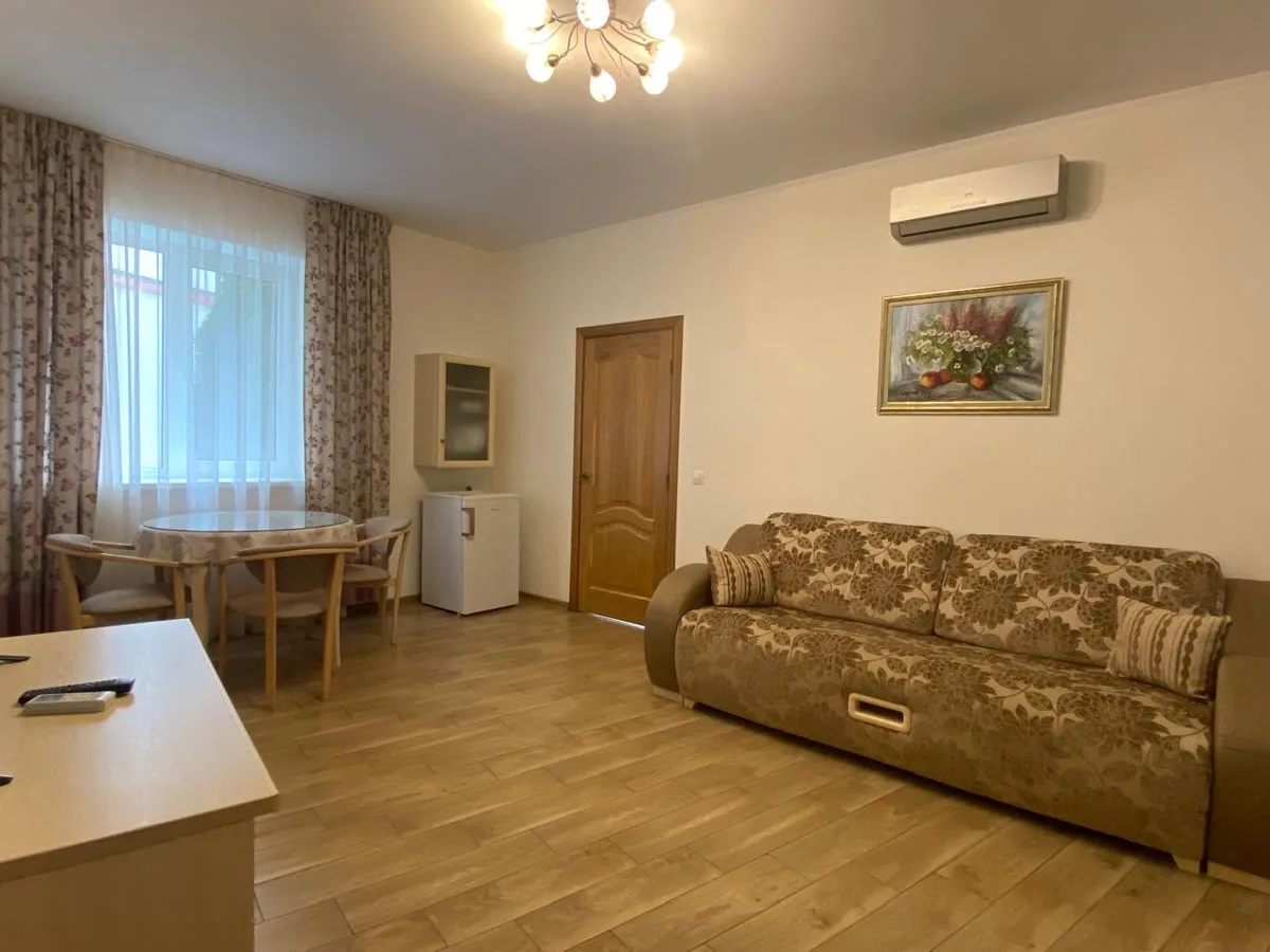 A háromszobás apartman világos nappalija