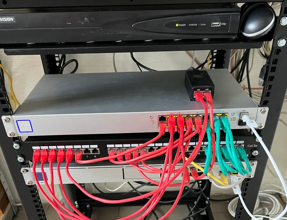 ארון תקשורת עם מקליט Hikvision, מתג UniFi ונתב UniFi
