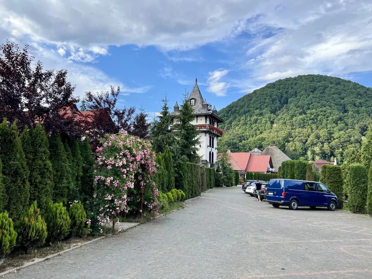 A birtok területe és a parkoló a hegy előtt